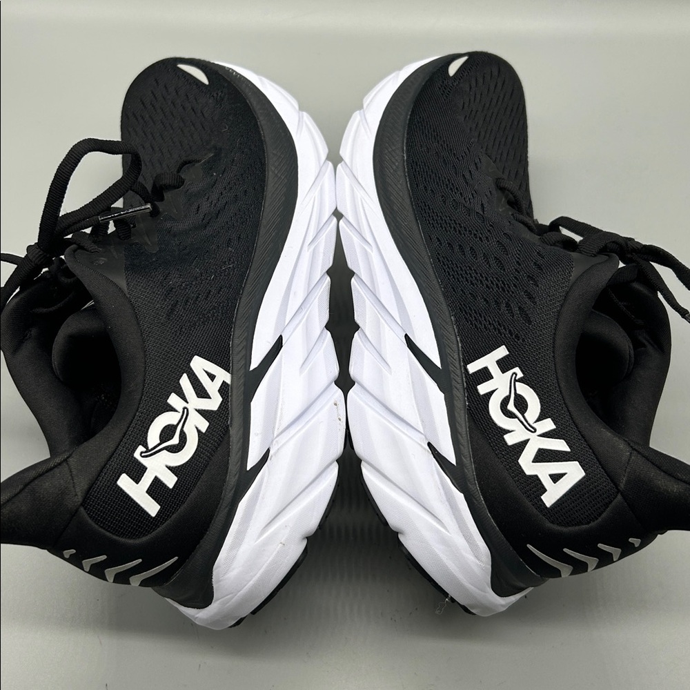 ⭐️ Like New Hoka Women's Clifton 8 Running Shoe Size 10 in Black ⭐️ - Picture 6 of 8